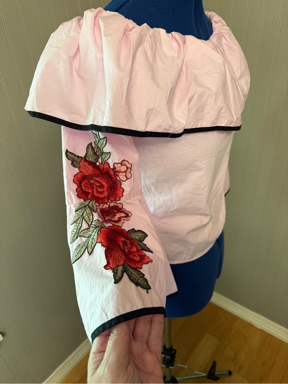Love J Size Medium Embroidered Pink Ruffle Bell-Sleeve Top, Pink, Cotton